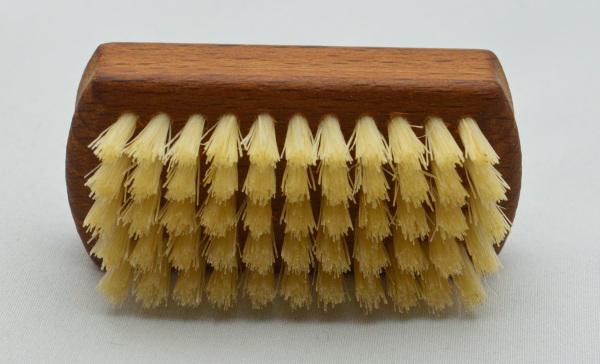 Reisehandwaschbürste und Nagelbürste Buchenholz mit Griffmulde. 1 und 5 Reihen helle Naturborsten. Bürstenfabrik Keller seit 1869.